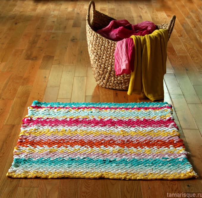 Плетём на обруче новый коврик из старых вещей